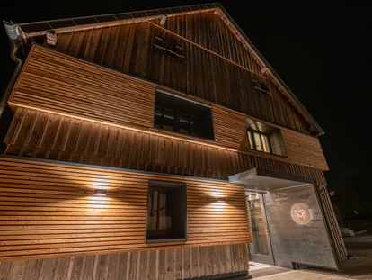 Hüttendorf - Whirlpool: beim Chalet - Scheunenloft - bis 4 Personen 
Eingangsbereich mit Fassade bei Nacht - Das MUSSEA Landhaus Chalet & Scheunenloft
