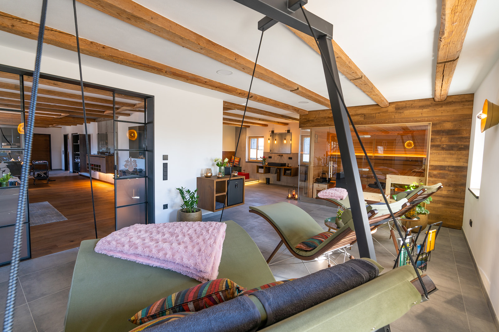 Hüttendorf - Frühstück: Frühstückservice - Scheunenloft - bis 4 Personen 
Wellnessbereich mit Relaxliegen - Das MUSSEA Landhaus Chalet & Scheunenloft 