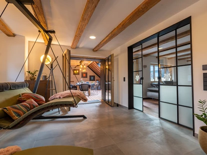 Hüttendorf - Whirlpool: beim Chalet - Scheunenloft - bis 4 Personen 
Wellnessbereich mit Zugang zur Loggia - Das MUSSEA Landhaus Chalet & Scheunenloft