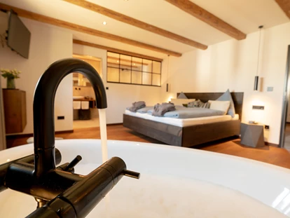 Hüttendorf - Whirlpool: beim Chalet - Scheunenloft - bis 4 Personen 
Hauptschlafzimmer mit Bad én Suite - Das MUSSEA Landhaus Chalet & Scheunenloft