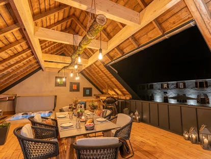 Hüttendorf - Whirlpool: beim Chalet - Scheunenloft - bis 4 Personen 
Dachloggia am Abend - Das MUSSEA Landhaus Chalet & Scheunenloft