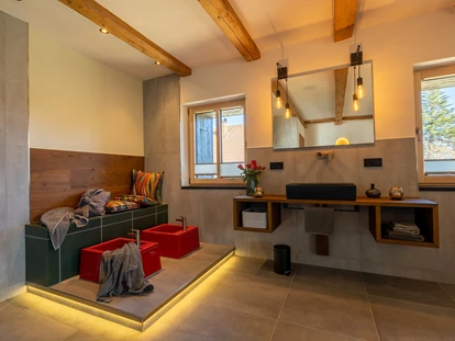 Hüttendorf - Whirlpool: beim Chalet - Scheunenloft - bis 4 Personen 
Wellnessbereich - Kneippbecken - Das MUSSEA Landhaus Chalet & Scheunenloft