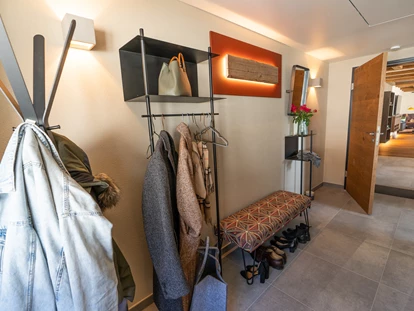 Hüttendorf - Whirlpool: beim Chalet - Scheunenloft - bis 4 Personen 
Garderobenbereich - Das MUSSEA Landhaus Chalet & Scheunenloft
