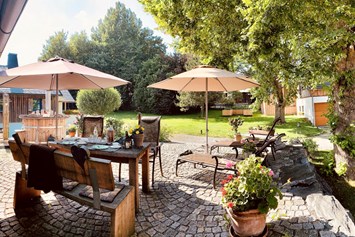 Chalet: Landhaus Chalet für 2 Personen
Terrasse mit Garten im Sommer - Das MUSSEA Landhaus Chalet & Scheunenloft