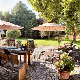 Chalet: Landhaus Chalet für 2 Personen
Terrasse mit Garten im Sommer - Das MUSSEA Landhaus Chalet & Scheunenloft
