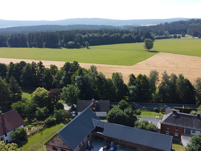 Hüttendorf - Whirlpool: beim Chalet - Blick ins Fichtelgebirge - über unseren Scheunenloftgiebel hinweg. - Das MUSSEA Landhaus Chalet & Scheunenloft