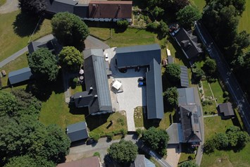 Chalet: Unser Hof von oben - links der Landhaus-Garten quer in der Mitte das Scheunenloft - Das MUSSEA Landhaus Chalet & Scheunenloft