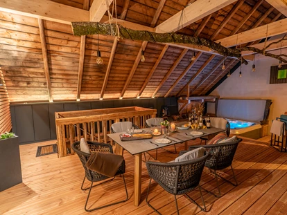 Hüttendorf - Whirlpool: beim Chalet - Scheunenloft - bis 4 Personen 
Wunderschöne Abendstimmung auf der Loggia - Das MUSSEA Landhaus Chalet & Scheunenloft