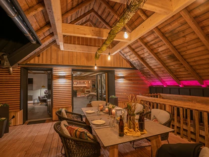 Hüttendorf - Whirlpool: beim Chalet - Scheunenloft - bis 4 Personen
Blick von der Loggia in den eigenen Wellnessbereich - Das MUSSEA Landhaus Chalet & Scheunenloft