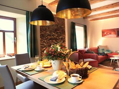 Hüttendorf - Whirlpool: beim Chalet - Landhaus Chalet für 2 Personen 
Essbereich & Wohnen - Das MUSSEA Landhaus Chalet & Scheunenloft