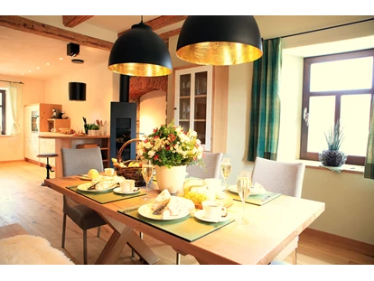 Hüttendorf - Whirlpool: beim Chalet - Landhaus Chalet für 2 Personen 
Essbereich & Küche - Das MUSSEA Landhaus Chalet & Scheunenloft
