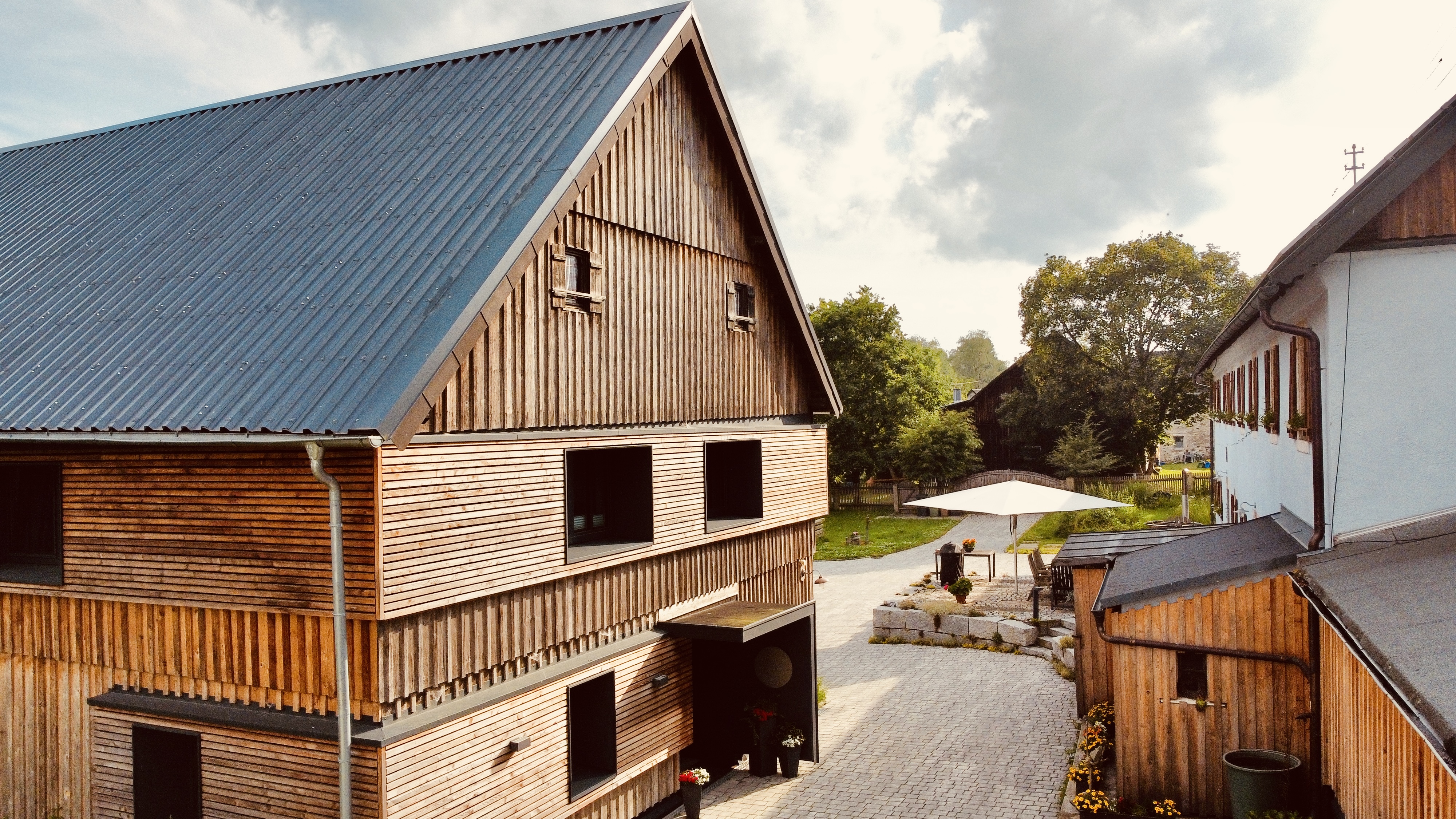 Chalet: Scheunenloft - bis 4 Personen 
Zufahrt, Giebel mit Eingangsbereich - Das MUSSEA Landhaus Chalet & Scheunenloft 