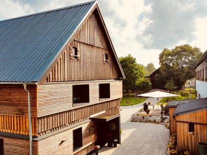 Hüttendorf - Whirlpool: beim Chalet - Scheunenloft - bis 4 Personen 
Zufahrt, Giebel mit Eingangsbereich - Das MUSSEA Landhaus Chalet & Scheunenloft