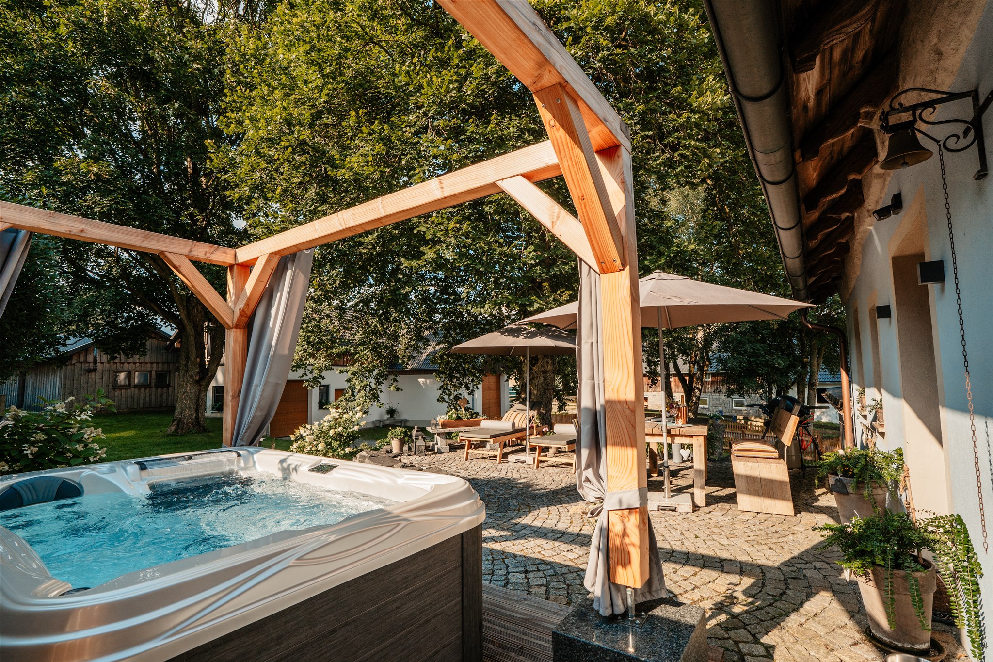 Hüttendorf - WLAN - Landhaus Chalet für 2 Personen 
Terrasse mit Whirlpool - Das MUSSEA Landhaus Chalet & Scheunenloft 