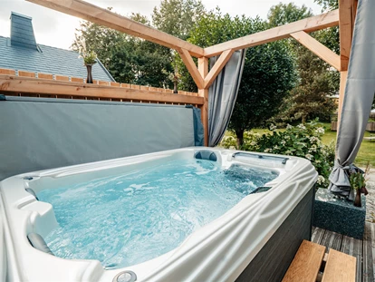 Hüttendorf - Whirlpool: beim Chalet - Landhaus Chalet für 2 Personen 
Whirlpool zur alleinigen Nutzung - Das MUSSEA Landhaus Chalet & Scheunenloft