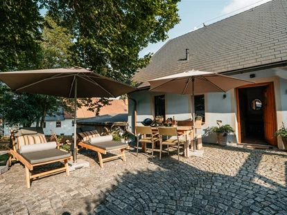 Hüttendorf - Whirlpool: beim Chalet - Landhaus Chalet für 2 Personen 
Bequeme Liegen und Sitzgelegenheit mit Gasgrill (April bis November) - Das MUSSEA Landhaus Chalet & Scheunenloft