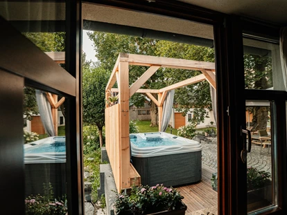 Hüttendorf - Whirlpool: beim Chalet - Landhaus Chalet für 2 Personen
Blick aus dem eigenen Spabereich hinaus zum ganzjährig beheizten Whirlpool - Das MUSSEA Landhaus Chalet & Scheunenloft