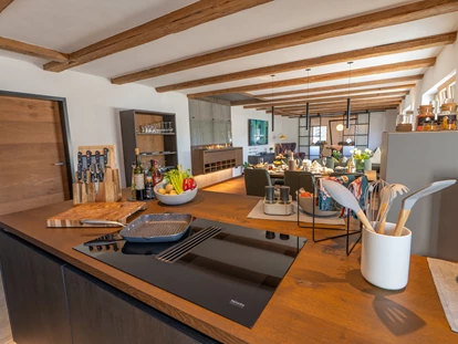 Hüttendorf - Whirlpool: beim Chalet - Scheunenloft bis 4 Personen
Die voll ausgestattete Küche lädt zum gemeinsamen Kochen ein - Das MUSSEA Landhaus Chalet & Scheunenloft