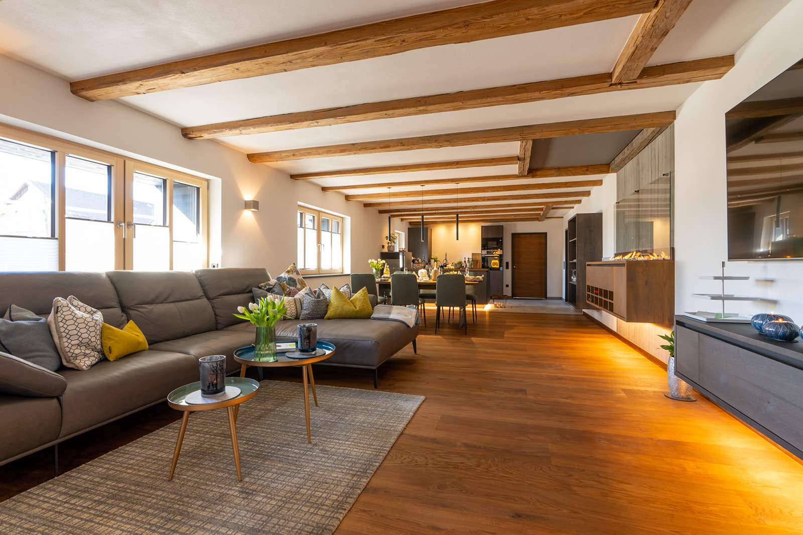 Hüttendorf - Frühstück: Frühstückservice - Scheunenloft bis 4 Personen 
Blick vom Spabereich in den offenen Wohnbereich - Das MUSSEA Landhaus Chalet & Scheunenloft 