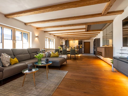 Hüttendorf - Whirlpool: beim Chalet - Scheunenloft bis 4 Personen 
Blick vom Spabereich in den offenen Wohnbereich - Das MUSSEA Landhaus Chalet & Scheunenloft