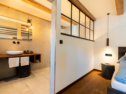 Hüttendorf - Whirlpool: beim Chalet - Scheunenloft bis 4 Personen 
Bad en Suite im Hauptschlafzimmer - Das MUSSEA Landhaus Chalet & Scheunenloft