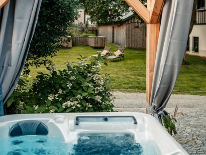Hüttendorf - Whirlpool: beim Chalet - Landhaus Chalet für 2 Personen 
Ein Kraftplatz für die Seele! - Das MUSSEA Landhaus Chalet & Scheunenloft