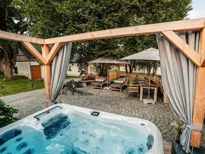 Hüttendorf - Whirlpool: beim Chalet - Landhaus Chalet für 2 Personen 
Echt. Einzigartig. Entspannen. - Das MUSSEA Landhaus Chalet & Scheunenloft