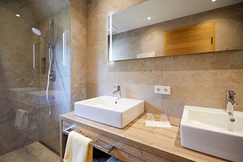 Chalet: Badezimmer mit Dusche und Doppelwaschbecken - Chalets Hubertus 