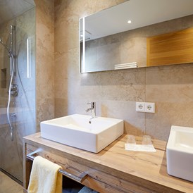 Chalet: Badezimmer mit Dusche und Doppelwaschbecken - Chalets Hubertus 