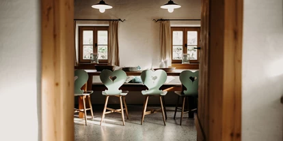 Hüttendorf - Weng (Goldegg) - Massiver Küchentisch am Treffpunkt - Alpenchalet KÄTH & NANEI