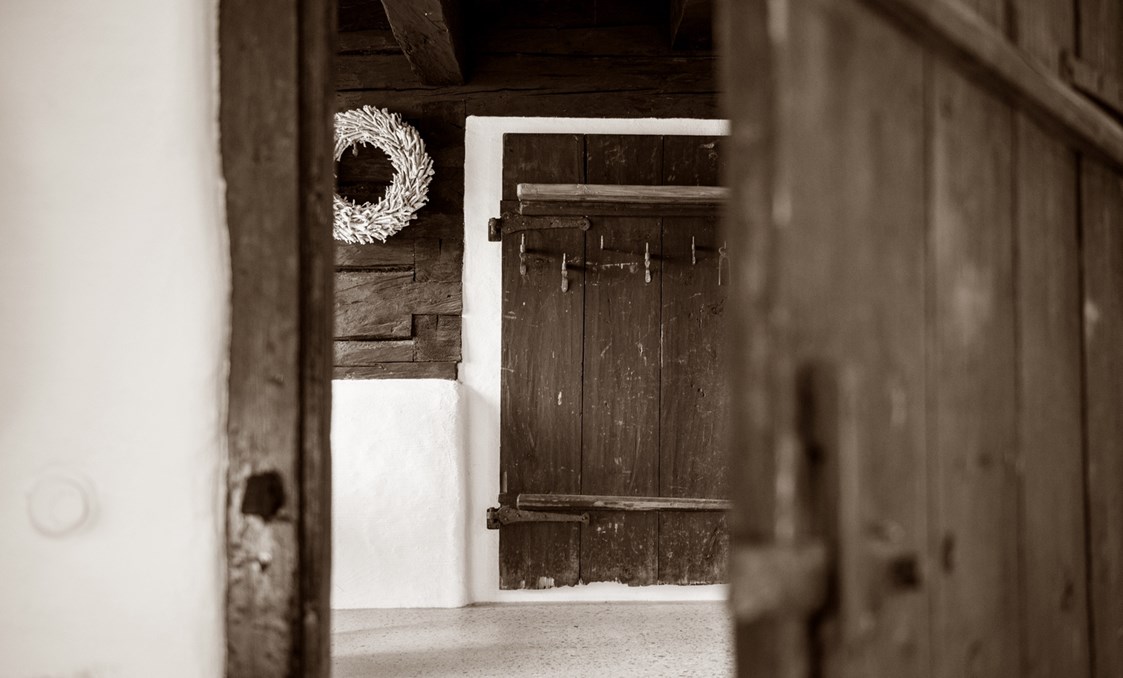 Chalet: Alte Türen führen zu neuen Räumen und überraschen die Bewohner dieses Alpenchalets. - Alpenchalet KÄTH & NANEI
