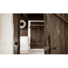 Chalet: Alte Türen führen zu neuen Räumen und überraschen die Bewohner dieses Alpenchalets. - Alpenchalet KÄTH & NANEI