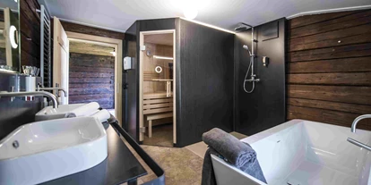 Hüttendorf - Weng (Goldegg) - Auch in 400 Jahre alten Gemäuern braucht man in diesem Chalet auf modernen Komfort nicht verzichten. Badezimmer mit Badewanne, Dusche und Sauna. - Alpenchalet KÄTH & NANEI