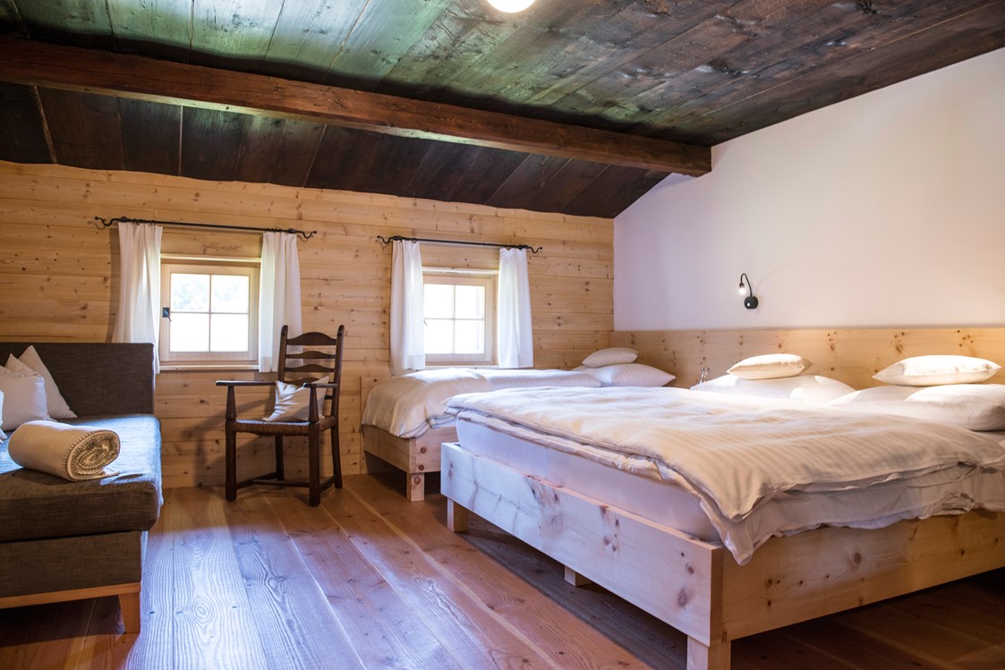 Chalet: Schlafzimmer mit Zirbenholz im Luxuschalet - Alpenchalet KÄTH & NANEI