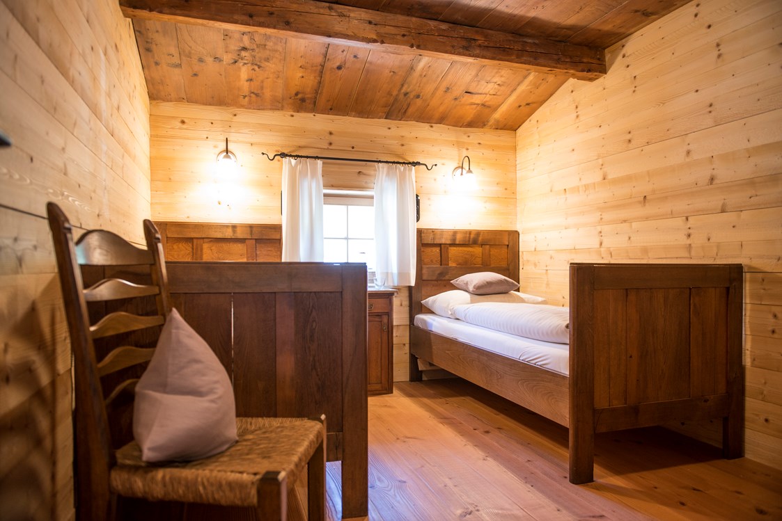 Chalet: Weistanne an den Wänden und Vollholzmöbel findet man in allen Zimmern des Chalets - Alpenchalet KÄTH & NANEI