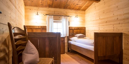 Hüttendorf - Weng (Goldegg) - Weistanne an den Wänden und Vollholzmöbel findet man in allen Zimmern des Chalets - Alpenchalet KÄTH & NANEI