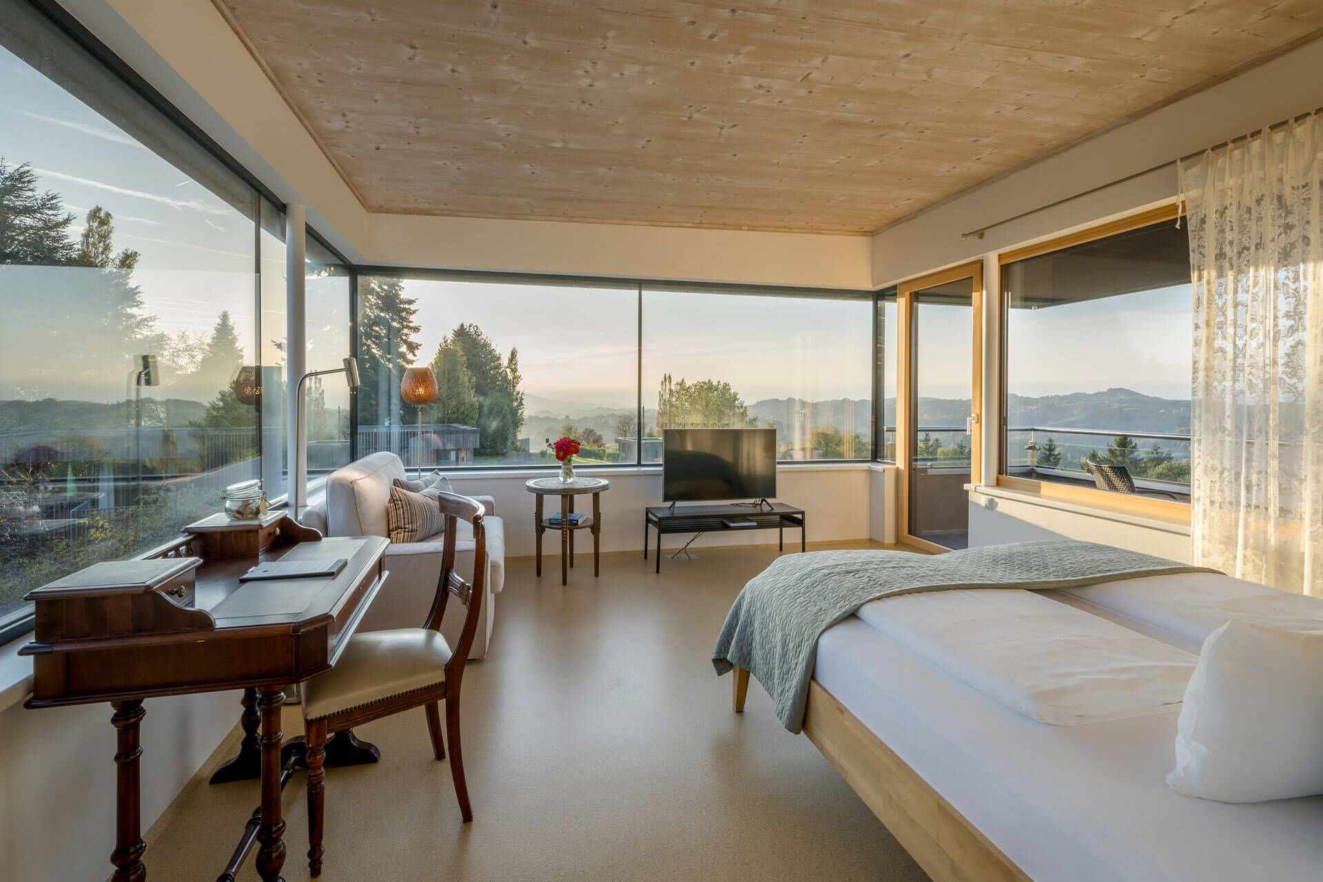 Chalet: Unser 270° Naturparkzimmer mit Rundumverglasung und eigenem Panoramabalkon - WURZENBERG Panoramalodges Südsteiermark