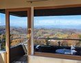 Chalet: Unser 270° Naturparkzimmer mit Aussichtsbalkon und Rundum-Panorama-Verglasung - WURZENBERG Panoramalodges Südsteiermark