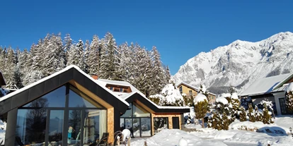 Hüttendorf - Weng (Goldegg) - Genießen Sie den herrlichen Blick auf die Schladminger Tauern und auf den Dachstein von der Terrasse aus. Auf Grund der besonderen Lage von Ramsau am Dachstein können Sie bei Schönwetter von morgens bis abends die wärmenden Sonnenstrahlen genießen.  - Luxus Chalet Annelies