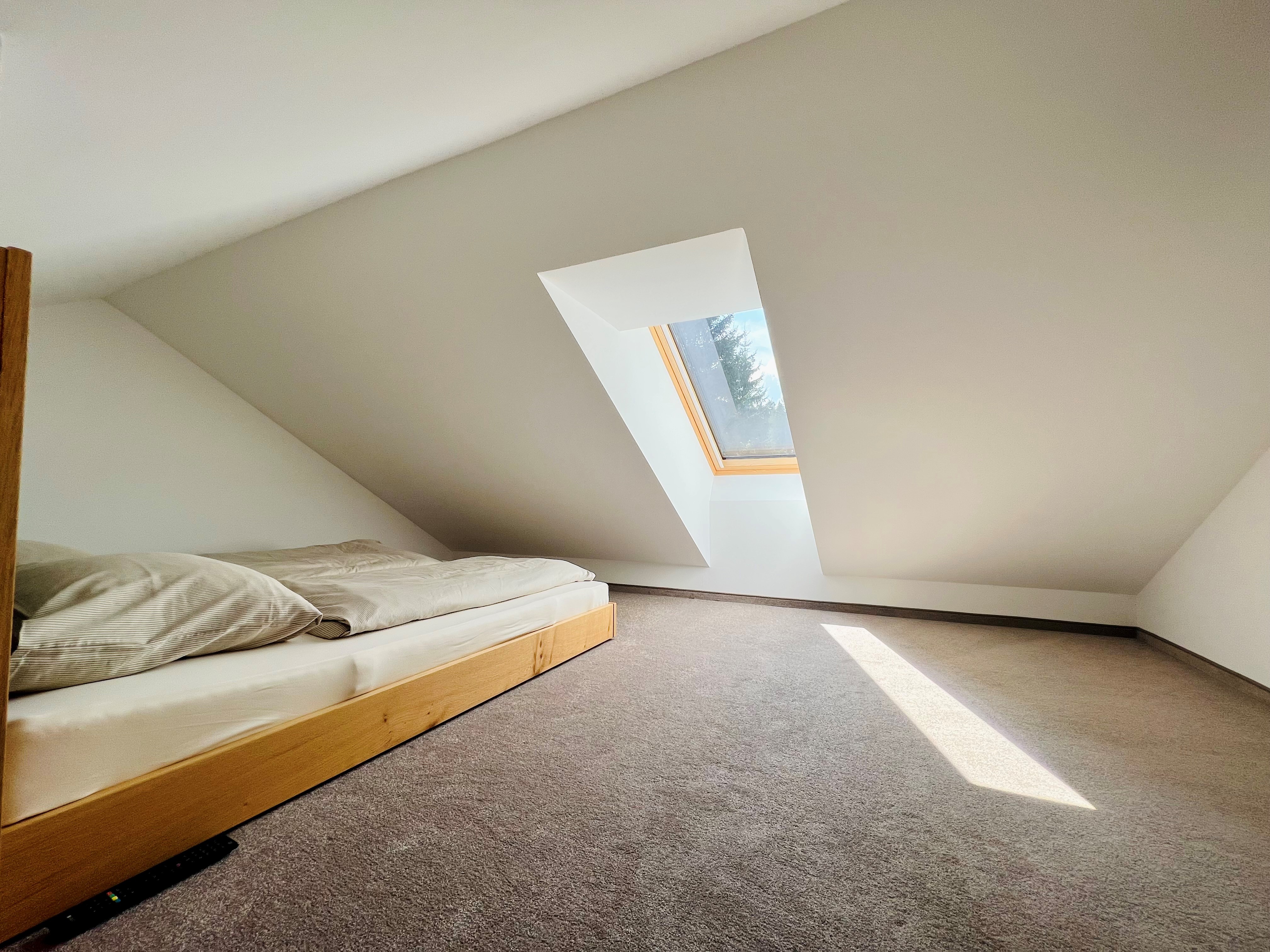 Chalet: Das Chalet verfügt über 1 Schlafzimmer und ein Dachgeschoss Zimmer für 2 Kinder bis 10 Jahre. - Luxus Chalet Annelies