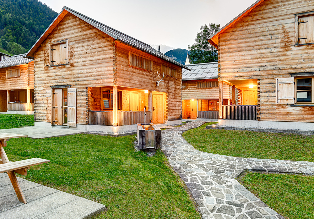 Hüttendorf - Parkplatz direkt an der Hütte - Vorarlberg - Mittelpunkt des Casalpin-Chalet-Dorfes - Casalpin Chalets in Brand