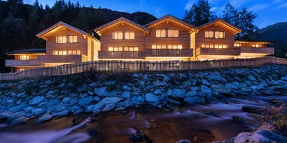 Hüttendorf - Pfunds - Außenansicht Abend - Chalets Stuibenfall