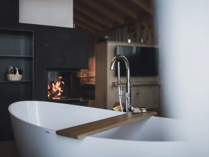 Hüttendorf - Hot Tub: beim Chalet - Die freistehende Badewanne im neuen Romantik Chalet - Kessler‘s Mountain Lodge