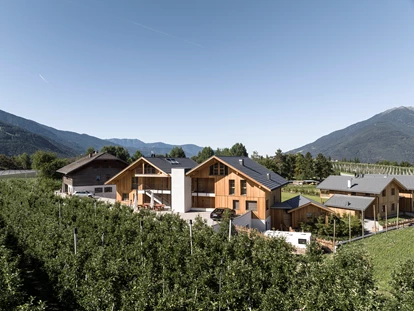 Hüttendorf - Hot Tub: beim Chalet - Die Kessle's Mountain Lodge liegt mitten in den Apfelhainen - Kessler‘s Mountain Lodge