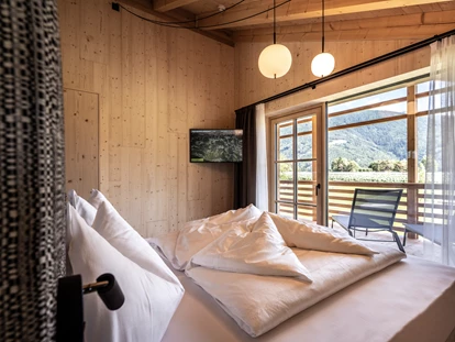 Hüttendorf - Hot Tub: beim Chalet - Schlafzimmer im Superior Chalet mit Bergblick - Kessler‘s Mountain Lodge