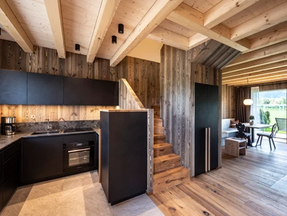 Hüttendorf - Hot Tub: beim Chalet - Top ausgestattete Küchen mit allem was du brauchst! - Kessler‘s Mountain Lodge