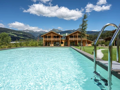 Hüttendorf - Hot Tub: beim Chalet - Außenpool - Kessler‘s Mountain Lodge
