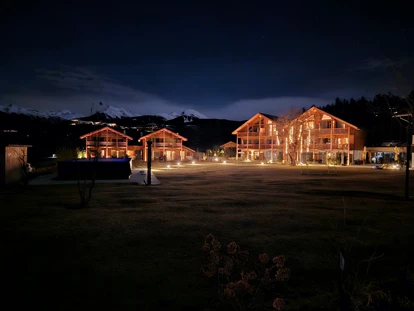 Hüttendorf - Hot Tub: beim Chalet - Kessler's Mountain Lodge bei Nacht - Kessler‘s Mountain Lodge