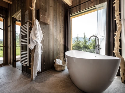 Hüttendorf - Hot Tub: beim Chalet - Premium Chalet mit freistehender Badewanne - Kessler‘s Mountain Lodge