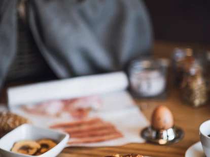 Hüttendorf - Hot Tub: beim Chalet - Frische Croissants direkt vom Bäcker - Kessler‘s Mountain Lodge